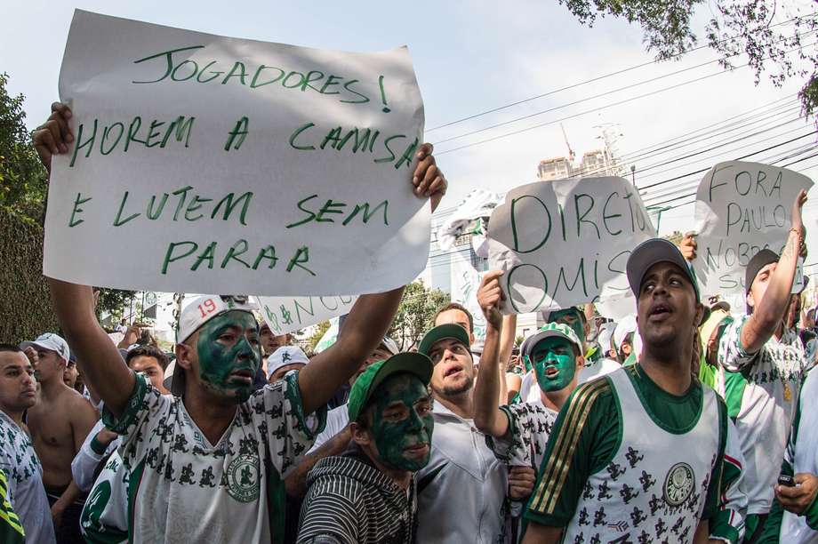Palmeirenses protestam contra Nobre e pedem honra à camisa