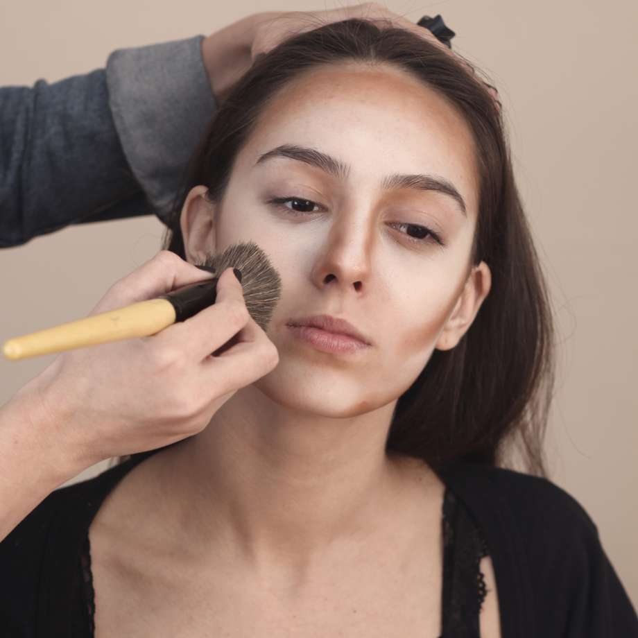 Aprenda truque que afina o rosto em maquiagem para festa